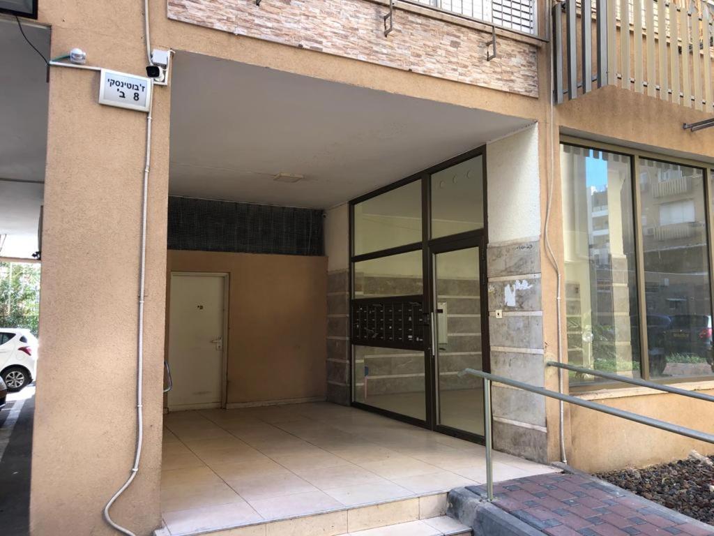 Sky Home Apartment Jabotinsky 8 Бат Ям Екстериор снимка